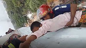 পালাতে গিয়ে কার্নিশে আটকা মাদ্রাসাছাত্রকে উদ্ধার করল ফায়ার সার্ভিস