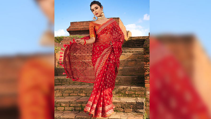 লা রিভ’য়ের পূজা সংগ্রহের নাম&amp;nbsp; ‘কালার অফ ট্রাডিশনস’ বা ঐতিহ্যের রং।