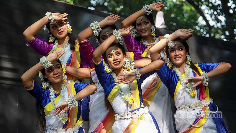 চারুকলার বকুলতলায় শুক্রবার শরৎ উৎসবে নৃত্য পরিবেশন করেন শিল্পীরা।