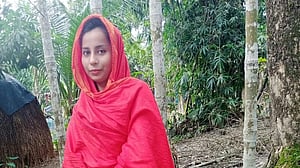 নোয়াখালীতে বাসার শৌচাগারে তরুণীর অর্ধগলিত মরদেহ, স্বামী পলাতক