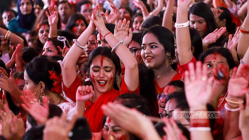 বিসর্জনের আগে মঙ্গলবার ঢাকেশ্বরী মন্দিরে গানের তালে তালে চলছে রঙের খেলা।