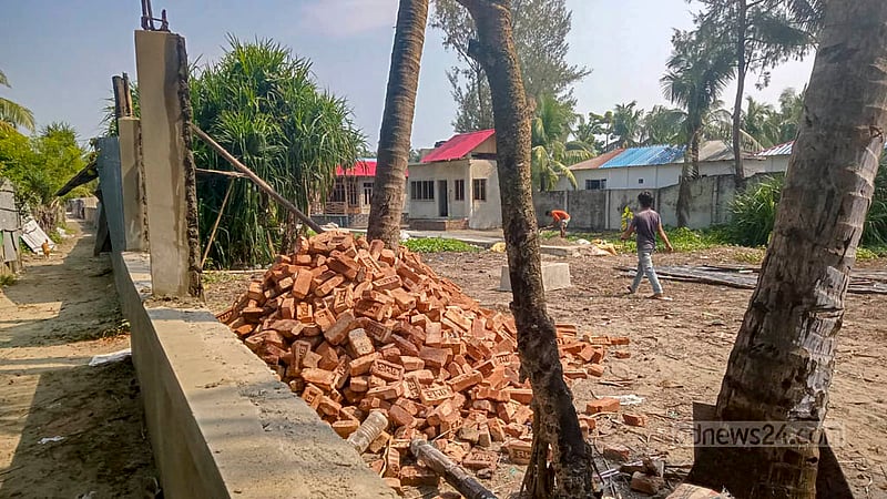 প্রবাল দ্বীপ সেন্ট মার্টিনে ট্রপিকানা বিচ রিসোর্টে নতুন করে দেয়াল তোলার কাজ চলছে।