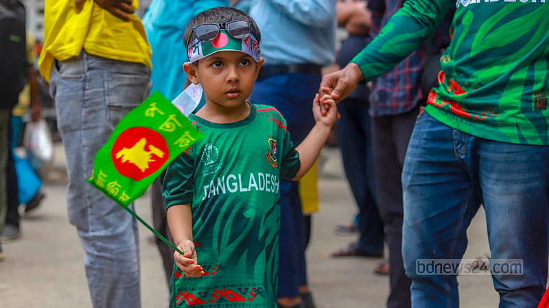 ঢাকা বিশ্ববিদ্যালয়ের টিএসসি প্রাঙ্গণে মঙ্গলবার বড়দের পাশাপাশি ‍শিশুরাও বাংলাদেশের খেলা দেখতে আসে।&amp;nbsp;ছবি: তাওহীদুজ্জামান তপু