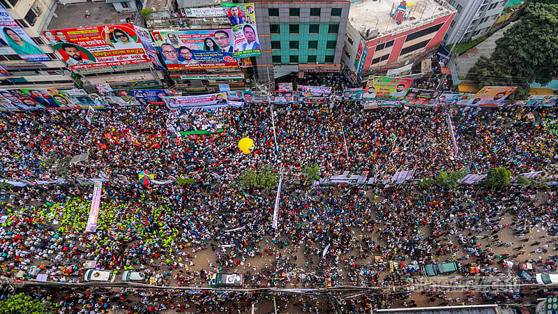ঢাকার নয়া পল্টনে বিএনপির কেন্দ্রীয় কার্যালয়ের সামনে বুধবার সমাবেশ মঞ্চের সামনে বিএনপি নেতাকর্মীরা।&amp;nbsp;ছবি: তাওহীদুজ্জামান তপু