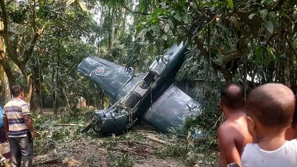 বগুড়ায় দুর্ঘটনায় বিমান বাহিনীর প্রশিক্ষণ বিমান