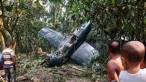 বগুড়ায় দুর্ঘটনায় বিমান বাহিনীর প্রশিক্ষণ বিমান