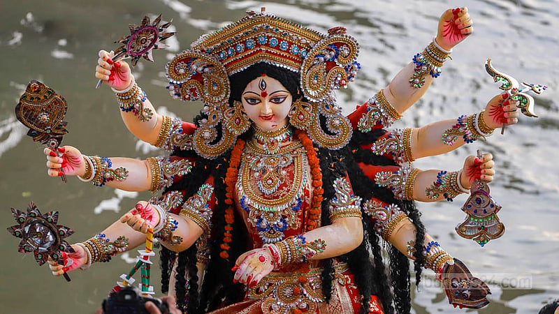 ঢাকার বছিলায় বুড়িগঙ্গা নদীতে মঙ্গলবার বিকালে প্রতিমা বিসর্জনের মধ্য দিয়ে দেবী দুর্গাকে বিদায় জানান সনাতন ধর্মাবলম্বীরা।&amp;nbsp;ছবি: তাওহীদুজ্জামান তপু