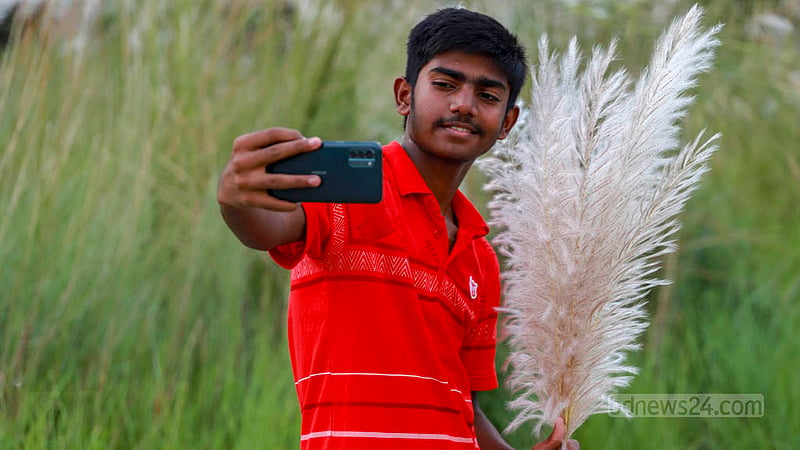 কাশফুলের শুভ্র সমারোহে ছবি তোলার সুযোগ হাতছাড়া করতে চান না​ কেউ।&amp;nbsp;ছবি: তাওহীদুজ্জামান তপু