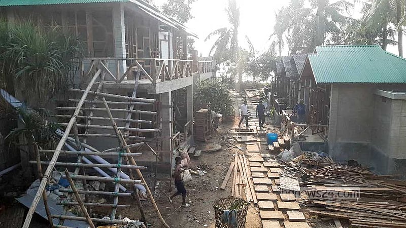 পরিবেশের ভারসাম্য রক্ষায় সেন্ট মার্টিন দ্বীপে স্থাপনা নির্মাণে নিষেধাজ্ঞা থাকলেও তা মানছে না কেউ। সূর্যস্নান টুইন বিচ নামের এ হোটেলে নতুনভাবে ভবন তৈরি করা হচ্ছে।