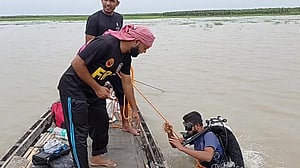 রাজবাড়ীতে পদ্মায় নৌকা ডুবে এক কৃষক নিখোঁজ