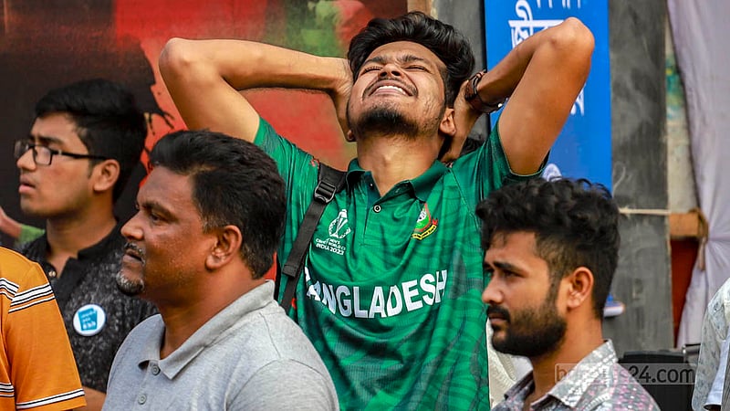 ইংল্যান্ডের রানের নিচে চাপা পড়ার পর দলের টপ অর্ডারের ব্যর্থতা দেখে সমর্থকদের মাথায় হাত।&amp;nbsp;ছবি: তাওহীদুজ্জামান তপু
