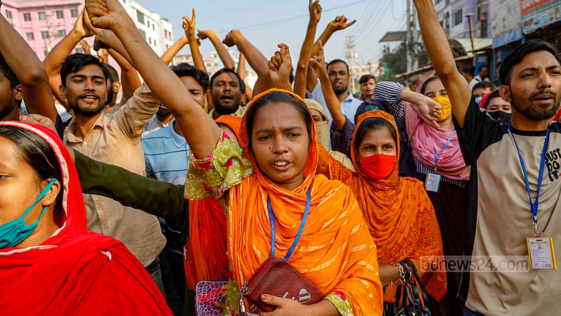 গাজীপুরের হোতাপাড়ায় মঙ্গলবার সকালে ঢাকা-ময়মনসিংহ সড়ক অবরোধ করে পোশাক শ্রমিকদের বিক্ষোভ।&amp;nbsp;ছবি: মাহমুদ জামান অভি