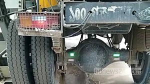 কুড়িগ্রামে সোনাহাট সেতুর পাটাতন ভেঙ্গে ভারী যান চলাচল বন্ধ