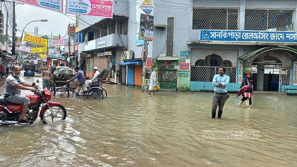 টানা বর্ষণে তলিয়েছে ময়মনসিংহ নগরী, মাছ-ফসলের ক্ষতি