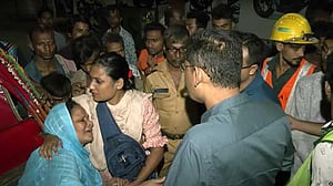 ফ্লাইওভার থেকে পড়ে নারীর মৃত্যু: যুবকের খোঁজে পুলিশ