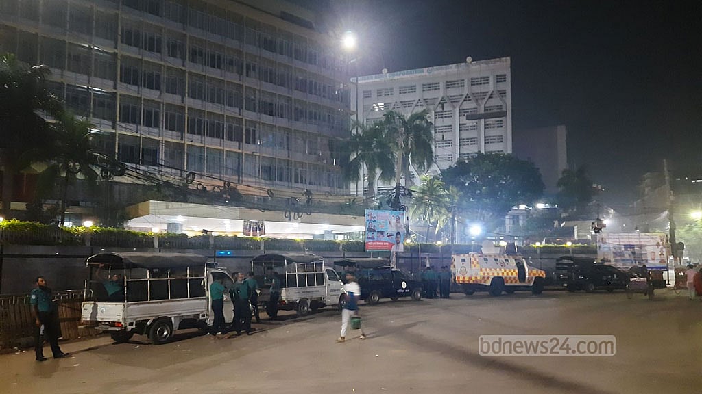 বাতাসে এখনও পোড়া গন্ধ, থমথমে রাজপথ