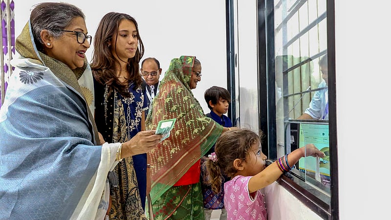 মুন্সীগঞ্জের মাওয়া স্টেশনে মঙ্গলবার টিকিট কাটছেন প্রধানমন্ত্রী শেখ হাসিনা।&amp;nbsp;ছবি: পিএমও