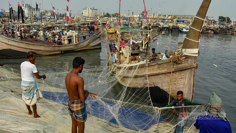 ২২ দিনের জন্য মাছ ধরা বন্ধ থাকবে সাগরে; চট্টগ্রাম ফিসারিঘাটে নৌকায় থাকা জাল গুছিয়ে নিচ্ছে জেলেরা।&amp;nbsp;ছবি: সুমন বাবু