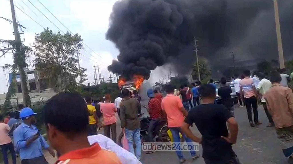 নারায়ণগঞ্জে যাত্রীবাহী চলন্ত বাসে আগুন, আতঙ্ক