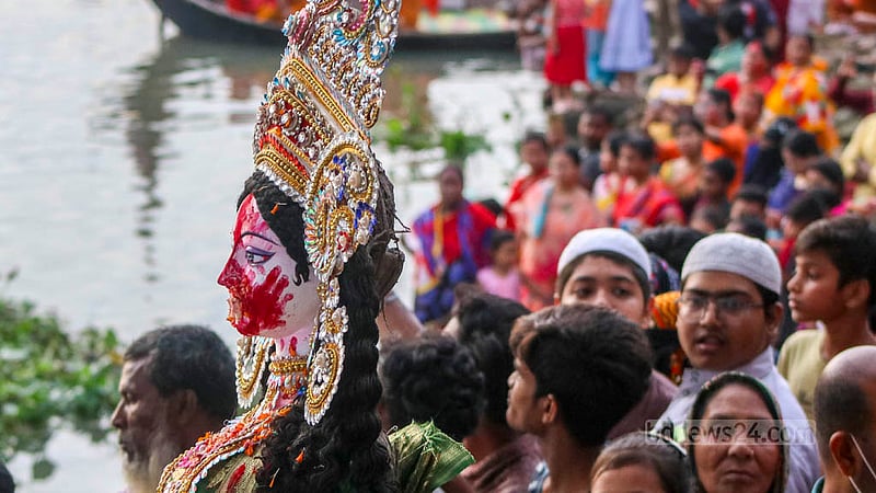 ঢাকার বছিলায় বুড়িগঙ্গা নদীতে মঙ্গলবার বিকালে প্রতিমা বিসর্জনের মধ্য দিয়ে দেবী দুর্গাকে বিদায় জানান সনাতন ধর্মাবলম্বীরা। ছবি:সালেহীন শুভ