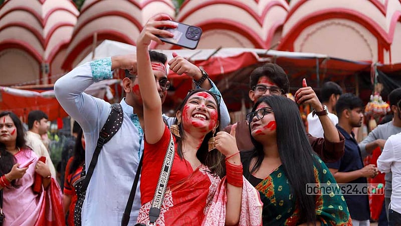 বিসর্জনের আগে মঙ্গলবার ঢাকেশ্বরী মন্দিরে সিঁদুর খেলার ফাঁকে সেলফি।