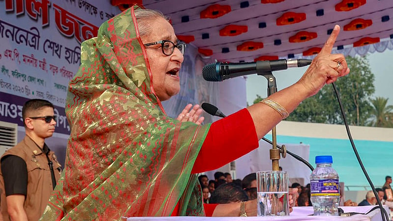 ফরিদপুরের ভাঙ্গায় ডা. কাজী আবু ইউসুফ স্টেডিয়ামে ফরিদপুর জেলা আওয়ামী লীগ আয়োজিত জনসভায় বক্তব্য দেন প্রধানমন্ত্রী শেখ হাসিনা।&amp;nbsp;ছবি: পিএমও