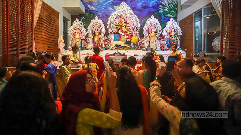 দুর্গা পূর্জার মহাসপ্তমীতে শনিবার বিকালে ঢাকেশ্বরী মন্দিরে দেবী দুর্গার সামনে পূণ্যার্থীরা।&amp;nbsp;ছবি: তাওহীদুজ্জামান তপু