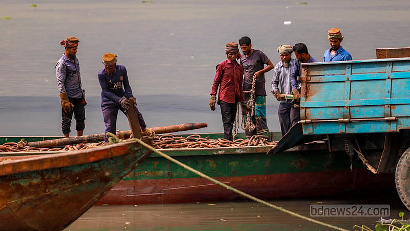 ঢাকার পোস্তগোলায় বুড়িগঙ্গা নদীতে আসা ট্রলার থেকে পুরনো লোহা ট্র্রাকে তোলা হচ্ছে রি-রোলিং মিলে নেওয়ার জন্য।&amp;nbsp;ছবি: তাওহীদুজ্জামান তপু
