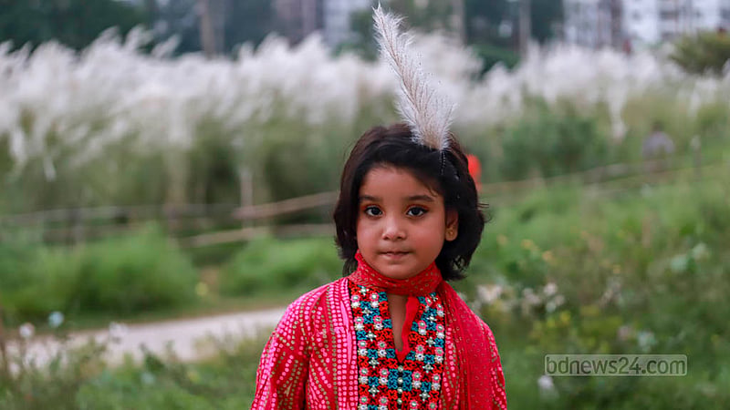 ঢাকার উত্তরার দিয়াবাড়ি এলাকায় পরিবারের সঙ্গে কাশবনে ঘুরতে এসে কাশফুল দিয়ে সেজেছে ছোট্ট আফিফা।&amp;nbsp;ছবি: তাওহীদুজ্জামান তপু