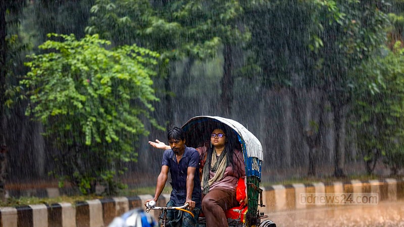 অসময়ের বৃষ্টি অনেককে বিপাকে ফেললেও কেউ কেউ আবার তা উপভোগ করেছেন। সোমবার ঢাকার শহীদ ক্যাপ্টেন এম মনসুর আলী এভিনিউতে রিকশায় বসে বৃষ্টি উপভোগ করছেন এক নারী।&amp;nbsp;ছবি: মাহমুদ জামান অভি
