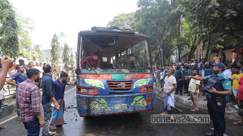 মোহাম্মদপুরে বাসে আগুন দিয়ে পালাতে গিয়ে মৃত্যু