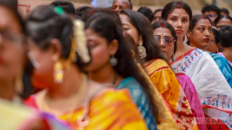 ঢাকার রামকৃষ্ণ মিশনের প্রধান ফটকের সামনে ভক্ত ও অনুসারীদের এ লাইন দেখা যায় অষ্টমীর সকালে।&amp;nbsp;ছবি: তাওহীদুজ্জামান তপু