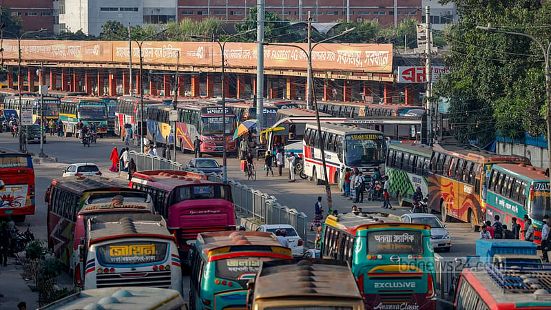 মহাখালী বাস টার্মিনালের সামনের সড়কে এভাবে বাস পার্কিং করে রাখায় ফুটপাতে চলাচল করাই দায়। বাসগুলোর কারণে দেখা যায় না রাস্তাও।&amp;nbsp;ছবি: মাহমুদ জামান অভি