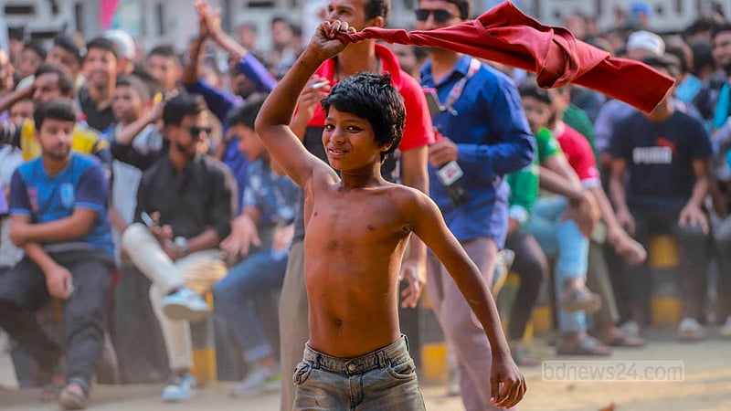 টিএসসি প্রাঙ্গণে বৃহস্পতিবার তানজিদ-লিটনের দুর্দান্ত পারফর্মেন্সে মেতে ওঠে এ শিশু।&amp;nbsp;ছবি: তাওহীদুজ্জামান তপু