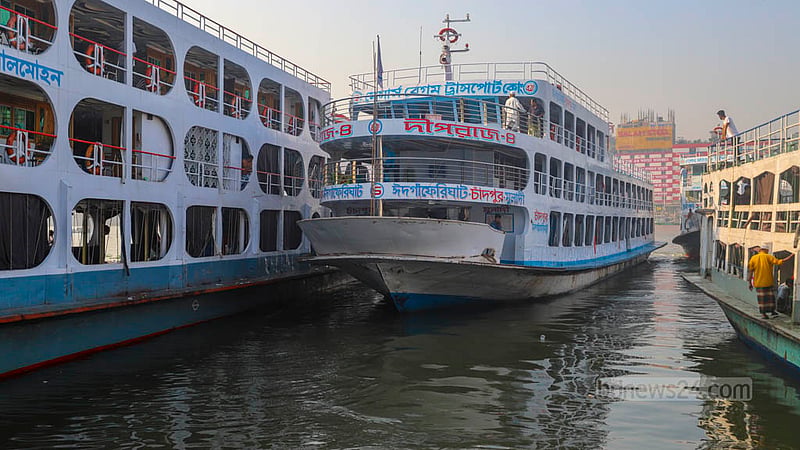 বিএনপি-জামায়াতের ডাকা অবরোধের মধ্যে মঙ্গলবার সকালে সদরঘাট থেকে চাঁদপুরে যাচ্ছে এ লঞ্চ।&amp;nbsp;ছবি: তাওহীদুজ্জামান তপু