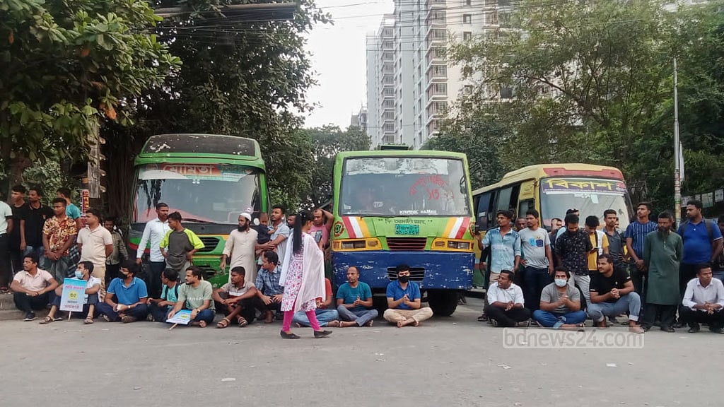 চাকরিতে আবেদনের বয়সসীমা ৩৫ বছর করার দাবিতে নীলক্ষেত অবরোধ