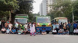 চাকরিতে আবেদনের বয়সসীমা ৩৫ বছর করার দাবিতে নীলক্ষেত অবরোধ