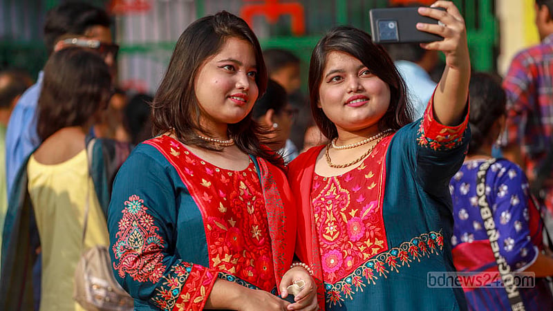 ঢাকেশ্বরী মন্দির প্রাঙ্গণে শনিবার মহাসপ্তমীর বিকালে ছবি তুলছেন অনেকেই।&amp;nbsp;ছবি: তাওহীদুজ্জামান তপু