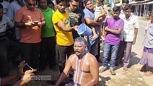 এক মণ দুধে গোসল দিয়ে রাজনীতি ছাড়লেন যুবলীগ নেতা!