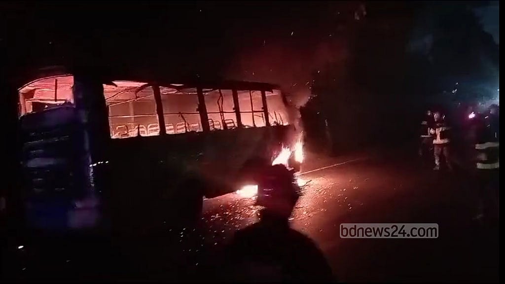হরতালের আগের রাতে মুন্সীগঞ্জে বাস থামিয়ে অগ্নিসংযোগ