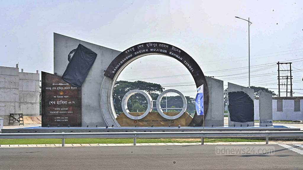 খরস্রোতা কর্ণফুলীর তলদেশে দৃষ্টিনন্দন টানেল