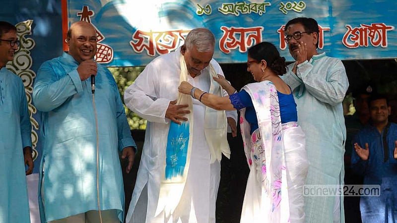 চারুকলার বকুলতলায় শুক্রবার সকালে সত্যেন সেন শিল্পী গোষ্ঠী আয়োজিত শরৎ উৎসবে স্বরাষ্ট্রমন্ত্রী আসাদুজ্জামান খান কামালকে উত্তরীয় পরিয়ে দেওয়া হয়। 