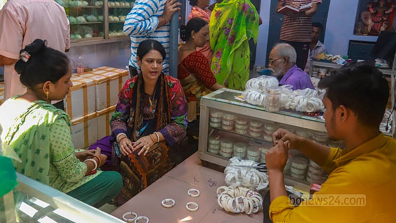 দুর্গাপূজা উপলক্ষে পুরান ঢাকার শাঁখারিবাজারের এ দোকানে নারীরা শাখা দেখছেন।&amp;nbsp;ছবি: তাওহীদুজ্জামান তপু