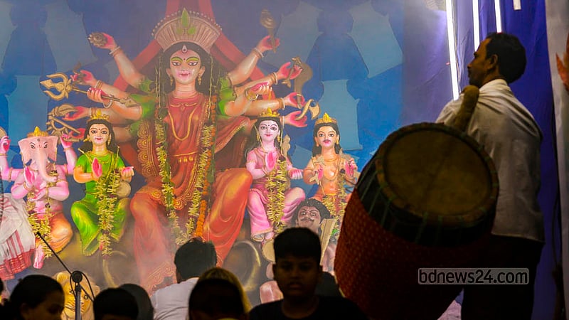 ঢাকার শাঁখারিবাজারে পূজা মণ্ডপে সোমবার নবমীর বিকালে ঢোল বাজাচ্ছেন একজন।&amp;nbsp;ছবি: তাওহীদুজ্জামান তপু