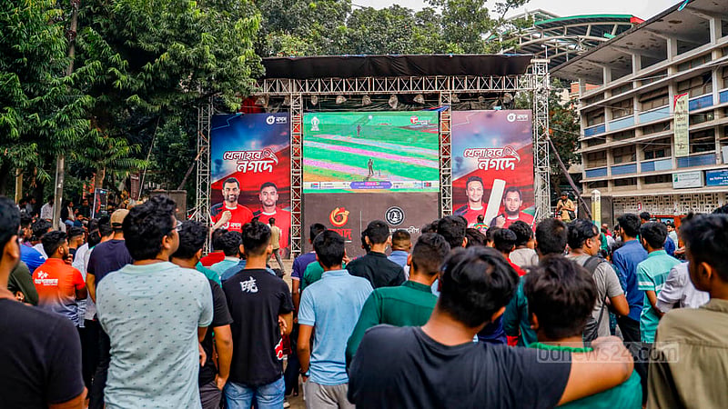 বিশ্বকাপে দক্ষিণ আফ্রিকার বিপক্ষে বাংলাদেশের খেলা দেখতে মঙ্গলবার ঢাকা বিশ্ববিদ্যালয়ের টিএসসির বড় পর্দার সামনে ক্রিকেটপ্রেমীদের ভিড়।&amp;nbsp;ছবি: মাহমুদ জামান অভি