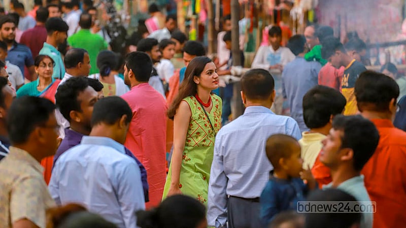 ঢাকার ঢাকেশ্বরী মন্দিরে মহাসপ্তমীর বিকালে  দর্শনার্থীদের ভিড়।&amp;nbsp;ছবি: তাওহীদুজ্জামান তপু