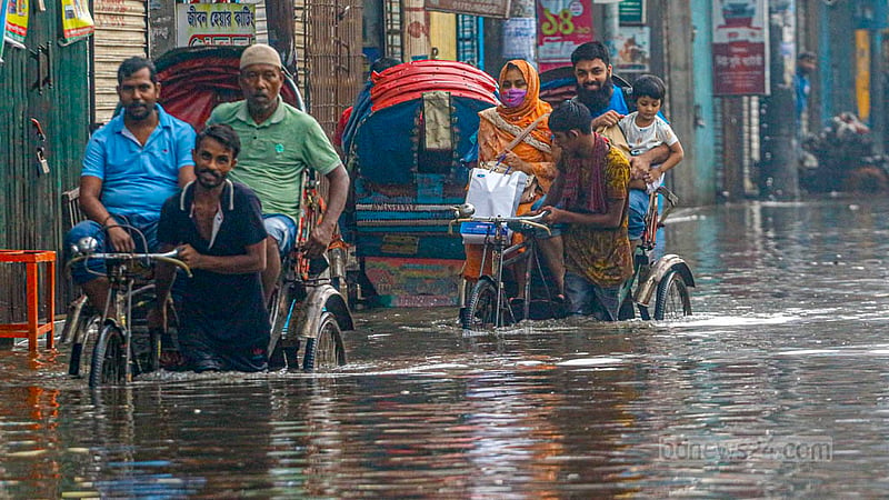 ঢাকায় টানা বৃষ্টিতে শুক্রবার সায়দাবাদ এলাকায় জলাবদ্ধতার সৃষ্টি হয়, তাতে চরম দুর্ভোগে পড়েন ঘরের বাইরে বের হওয়া মানুষরা। 