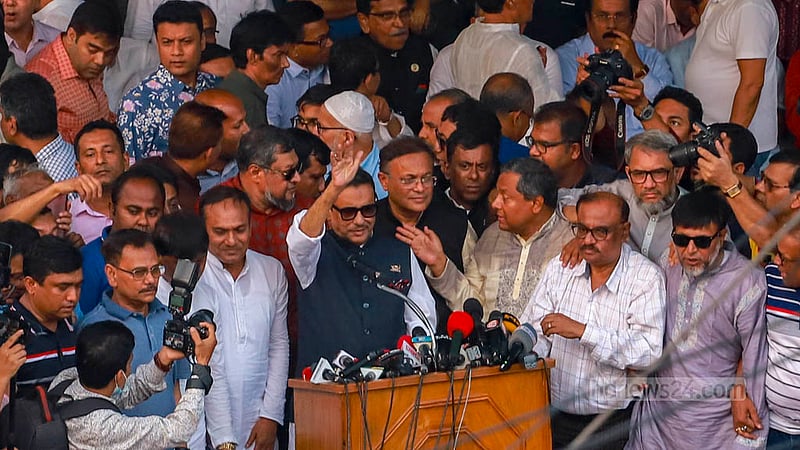 ঢাকার বায়তুল মোকররম মসজিদের দক্ষিণ গেটে শনিবার আওয়ামী লীগ আয়োজিত সমাবেশে বক্তব্য দেন দলটির সাধারণ সম্পাদক ওবায়দুল কাদের।&amp;nbsp;ছবি: তাওহীদুজ্জামান তপু