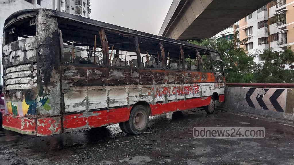‘ব্যাগ থেকে পেট্রোলের বোতল বের করে জ্বালিয়ে দেয় বাস’