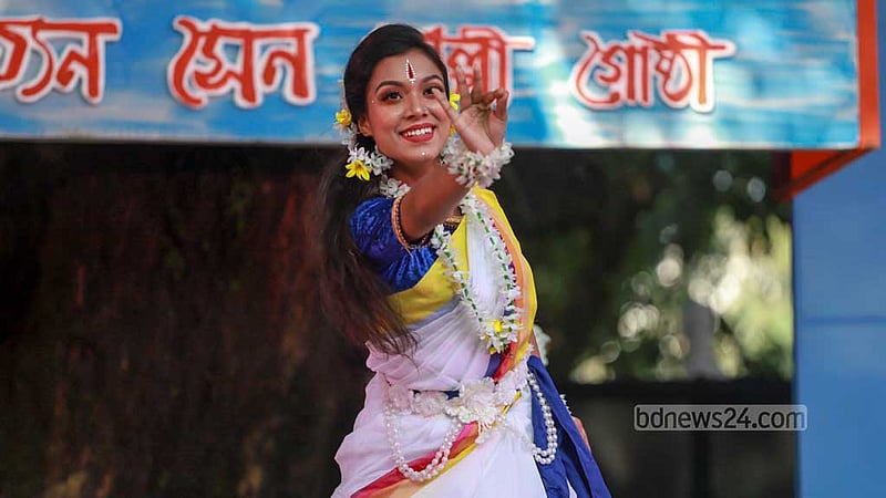 চারুকলার বকুলতলায় শুক্রবার শরৎ উৎসবে নৃত্য পরিবেশন করেন এক শিল্পী।